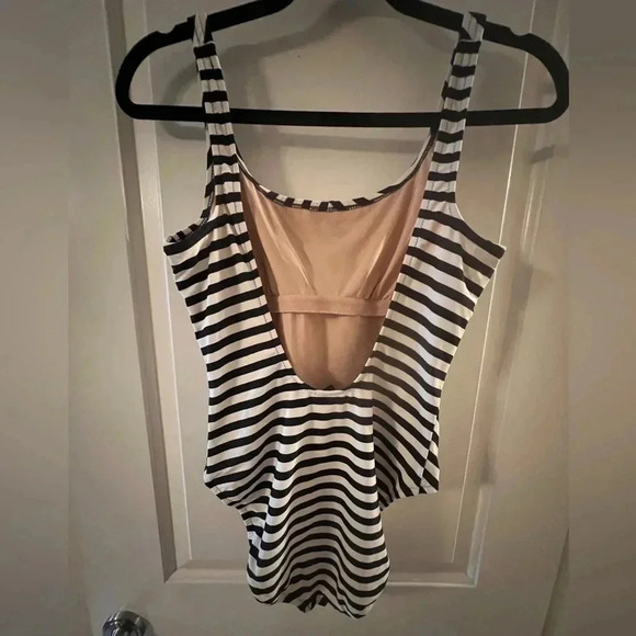 One-piece, fully lined, black and white striped swimsuit with low back… - Picture 3 of 4